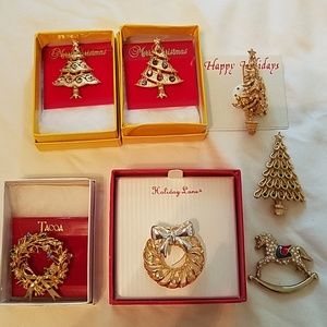 7 Christmas brooches